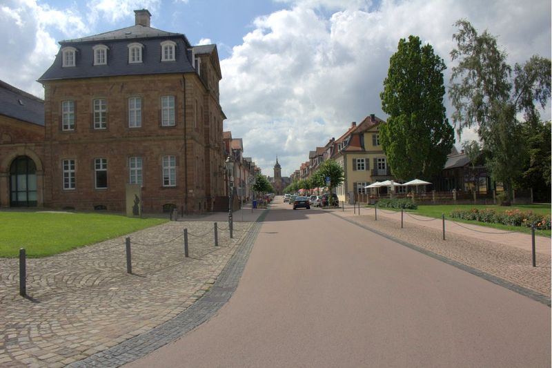 Straße in Bad Arolsen mit historischen Gebäuden und Bäumen