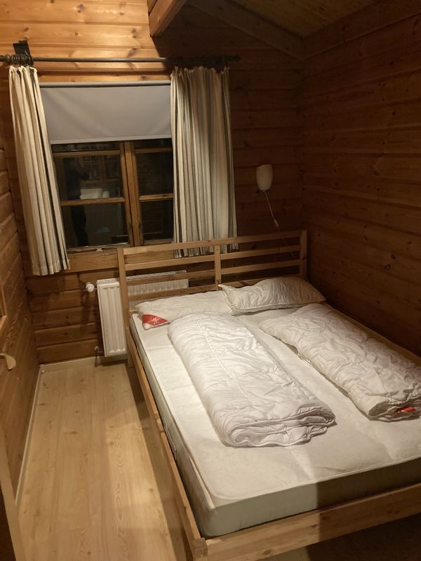 Gästezimmer mit Doppelbett unter dem Fenster