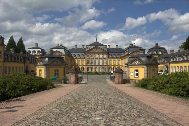 Barockes Residenzschloss Arolsen mit gelber Fassade und gepflastertem Vorplatz