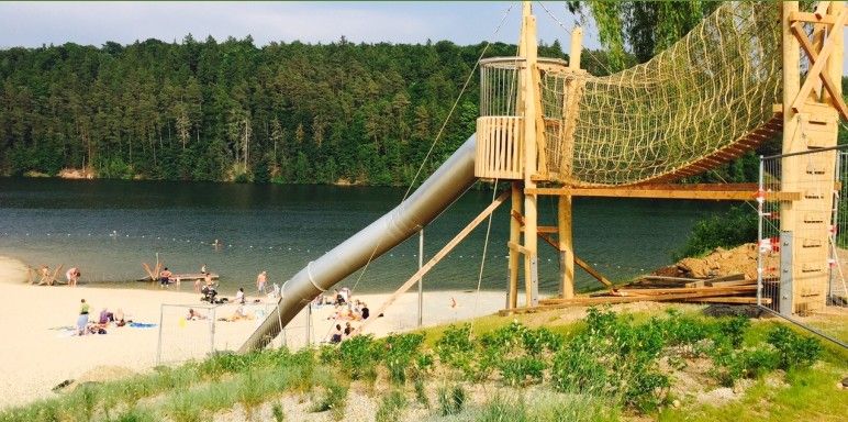 Strandbad mit langer Metallrutsche und Kletterturm mit Netzbrücke am Twistesee