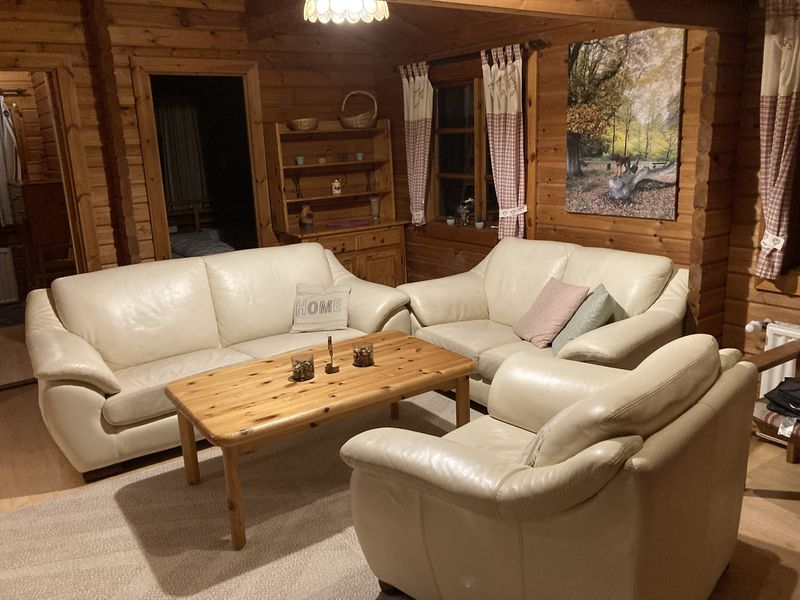 Sitzecke mit Sofa, Sessel und Couchtisch im Wohnzimmer des Ferienhauses